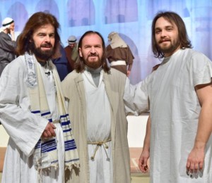 Matthias Groß, Gerald Baumann und Mario Scheller (von links) besetzen bei den Passionsspielen in Zschorlau die Rolle des Jesus.